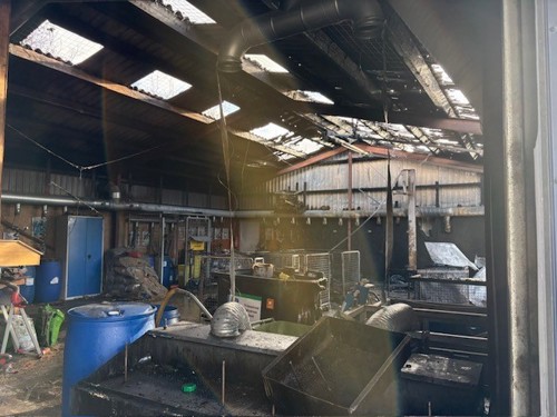 Brand på genbrugsplads - viser alt er brændt inde i bygningen