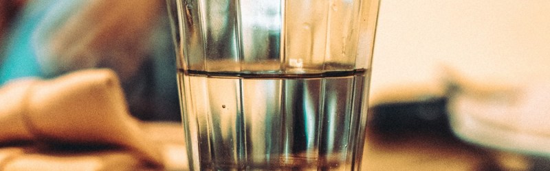 Et glas vand på et bord