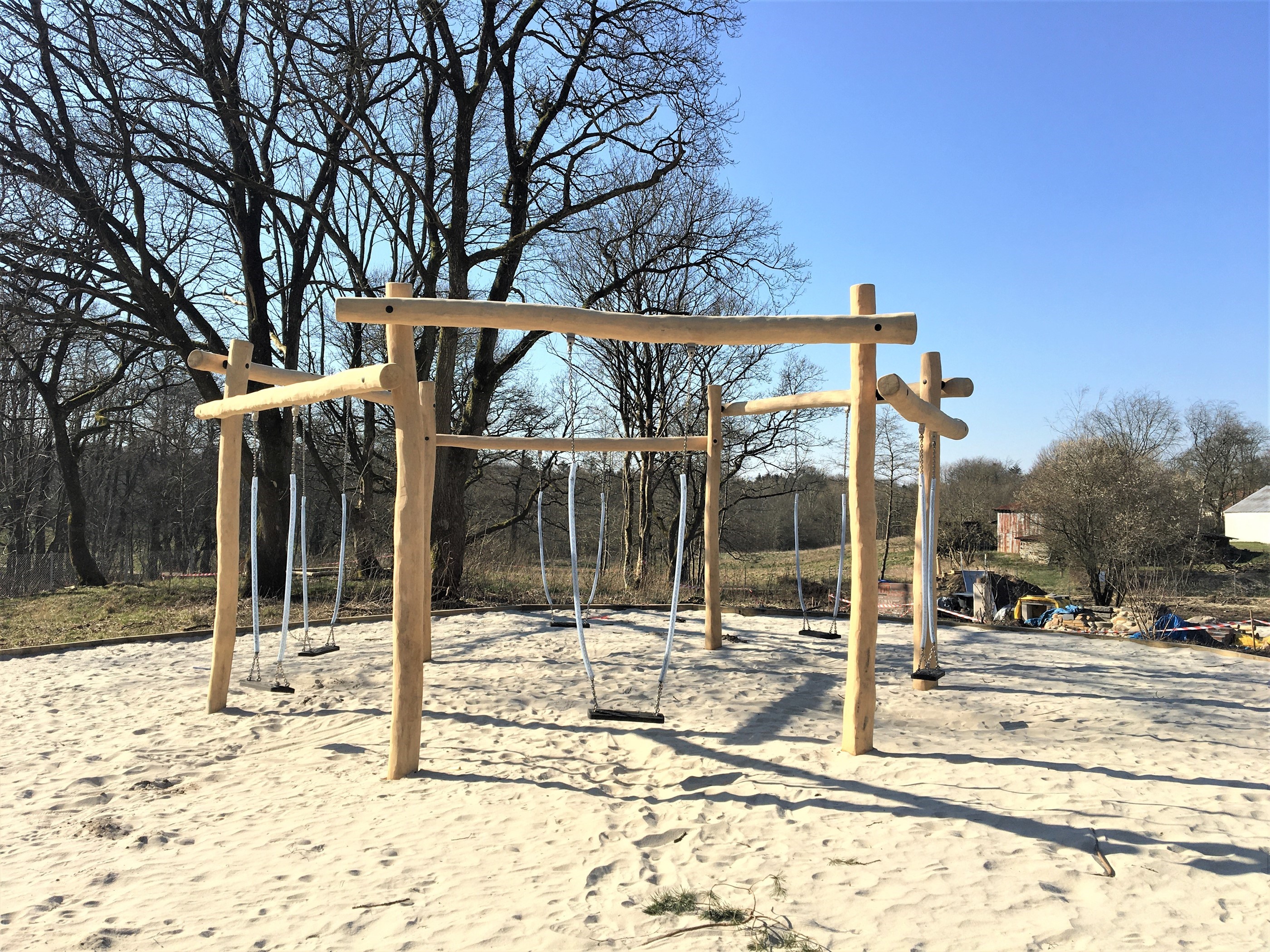 Gynger på en legeplads